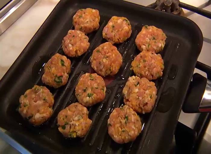 Картофельные мини-сэндвичи с котлеткой из ягнятины 