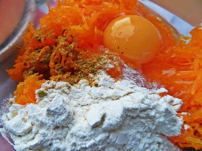 Тыквенные &amp;quot;драники&amp;quot; с пармезаном и курица в итальянских приправах