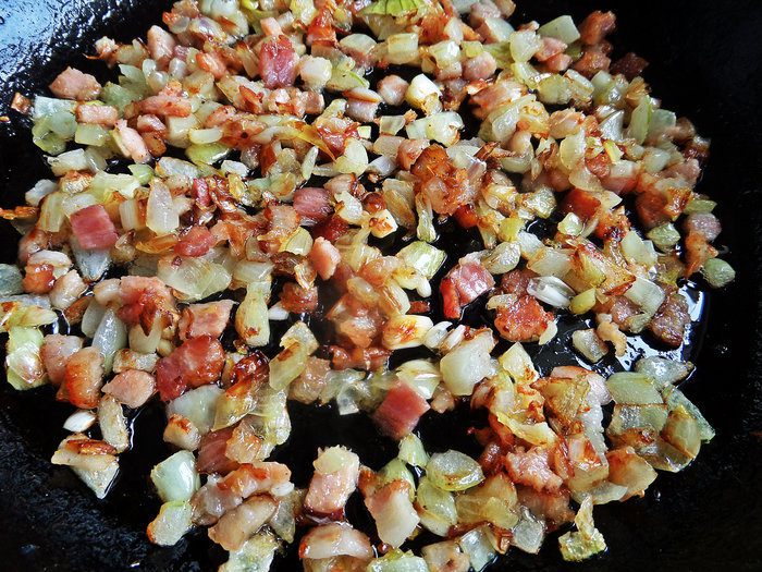 Серый горох с луком и беконом