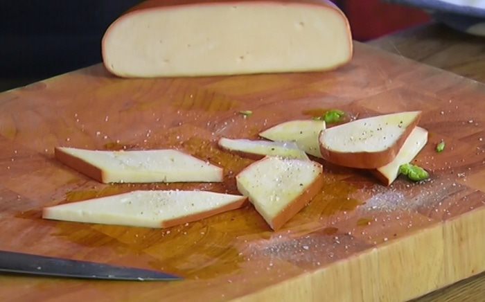 Салат со спаржей и жареным сулугуни 