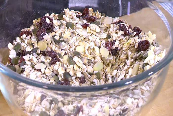 Гранола из семечек с клубникой и йогуртом 