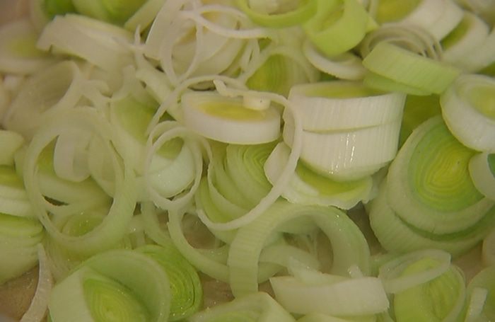 Купаты, запеченные с пореем и яблоками