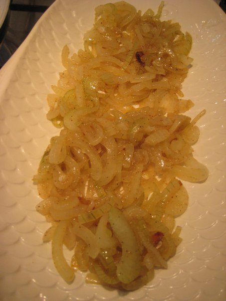Сибас с лавандой на луковой подушке