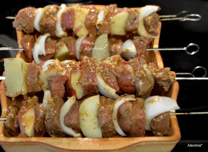 Перуанский говяжий кебаб с кукурузой