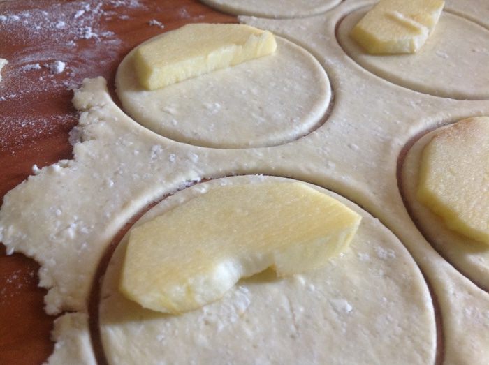 Творожно-песочное печенье с яблоками