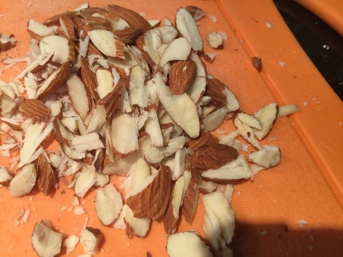 Кексы с малиной и миндалем