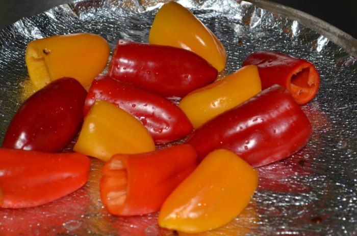 Мини-перцы с соусом песто
