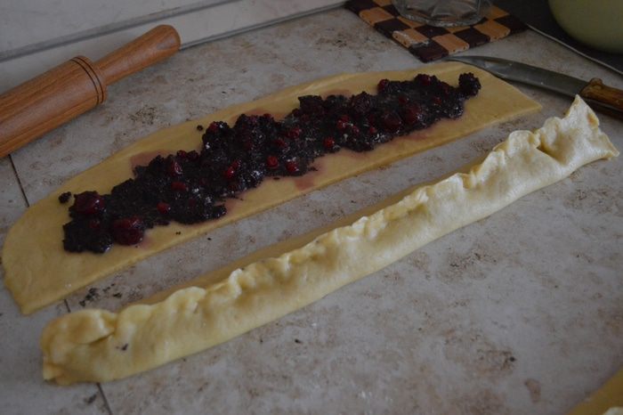 Сдобный пирог с вишнями и маком
