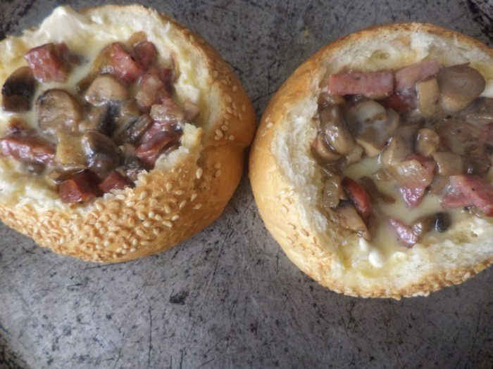 Омлет в булочке с шампиньонами и колбаской