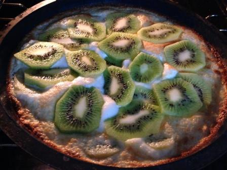 Пирог с киви со сметанной заливкой