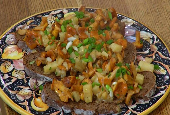 Брускетты с лисичками, сельдереем и зеленым луком 