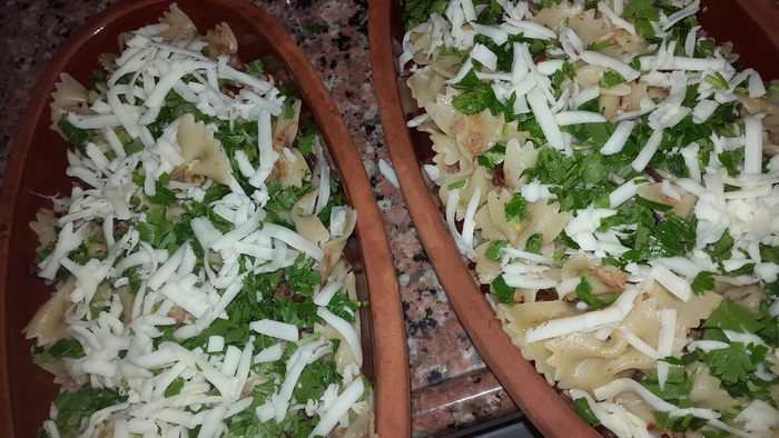 Фарфалле с тунцом и вялеными томатами