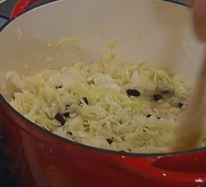 Капуста, тушенная с шампанским и изюмом