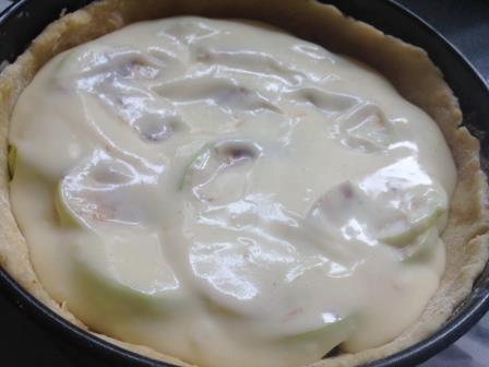 Песочный пирог с яблоками и заварным кремом