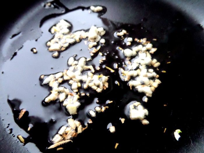 Куриные бёдра с овощами и соусом