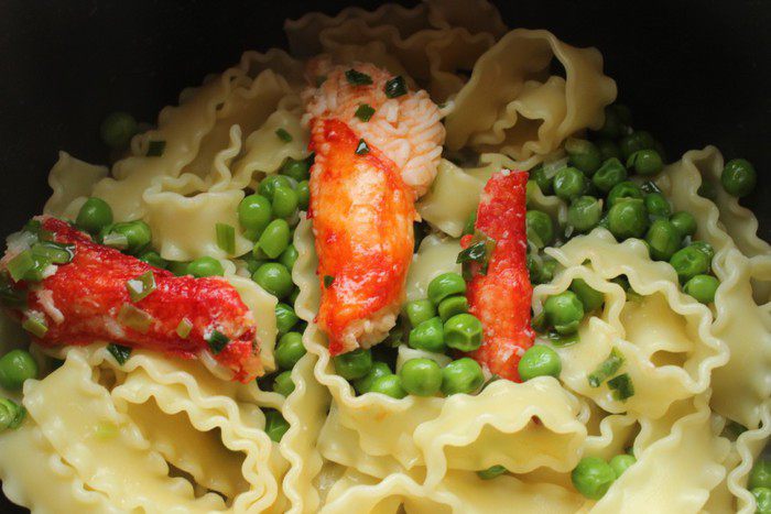 Мафальдине с камчатским крабом и зеленым горошком, запеченные в пергаменте
