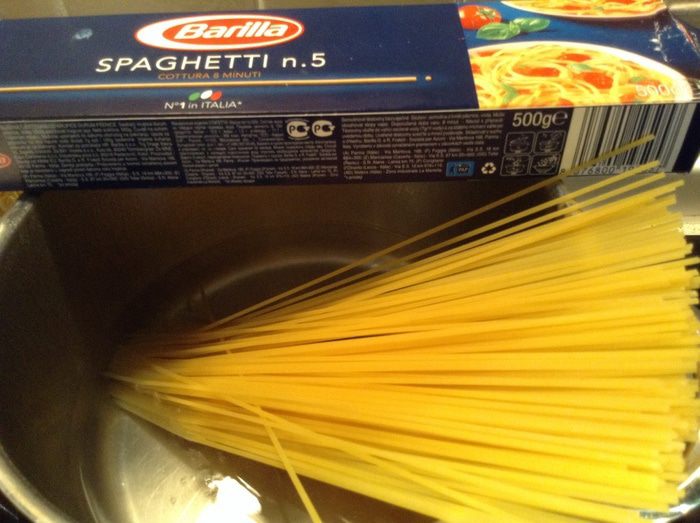 Паста с соусом и чесночными стрелками