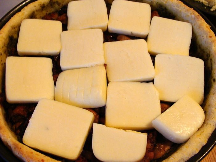Пирог с курицей, песто, вялеными помидорами и моцареллой