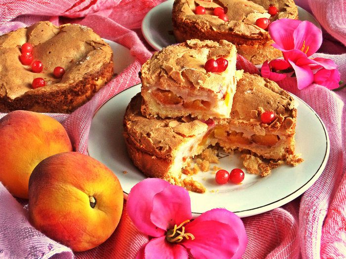Нежное пирожное с персиками
