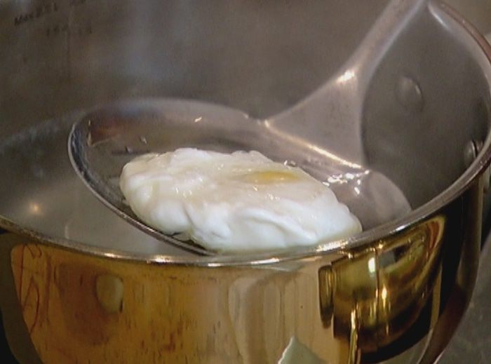 Чечевица с яйцом пашот, беконом и спаржей 
