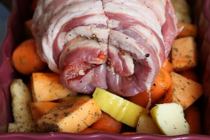 Подчеревина, запеченная с овощами и айвой