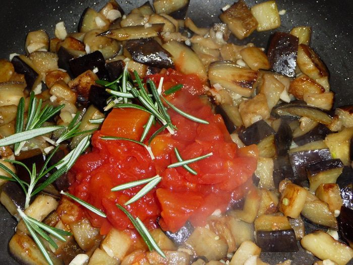 Куриные сердечки с баклажанами и сыром