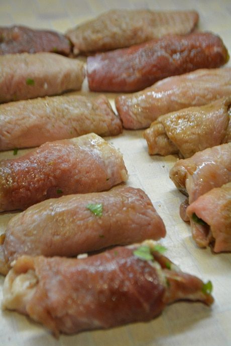 Крученики с зеленью и чесноком в сливочном соусе