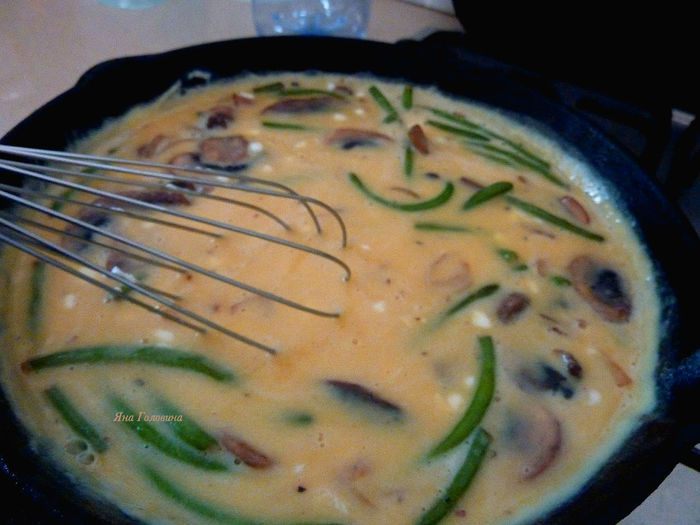 Фриттата с грибами, чеддером и тостами 