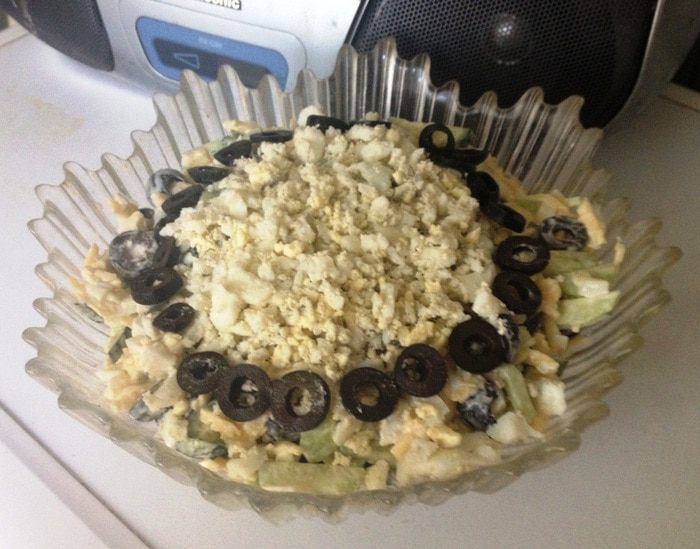 Салат с оливками и огурцом