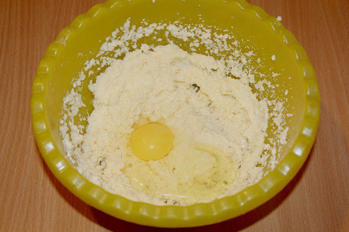 Брауни с чизкейком, взбитыми сливками и ягодой