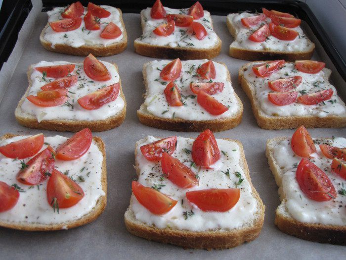 Тосты с сырным соусом и помидорами черри