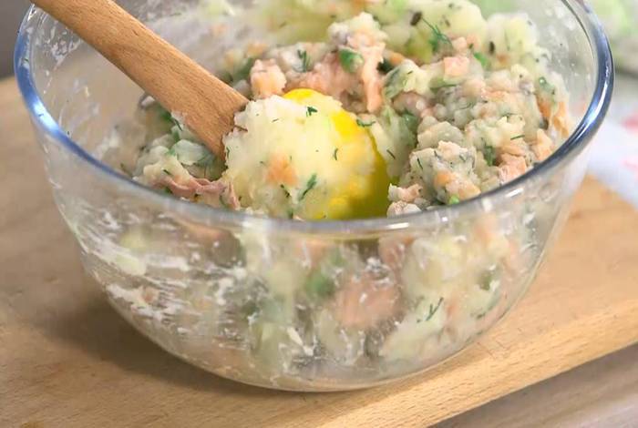 Картофельные биточки с форелью, укропом и каперсами 