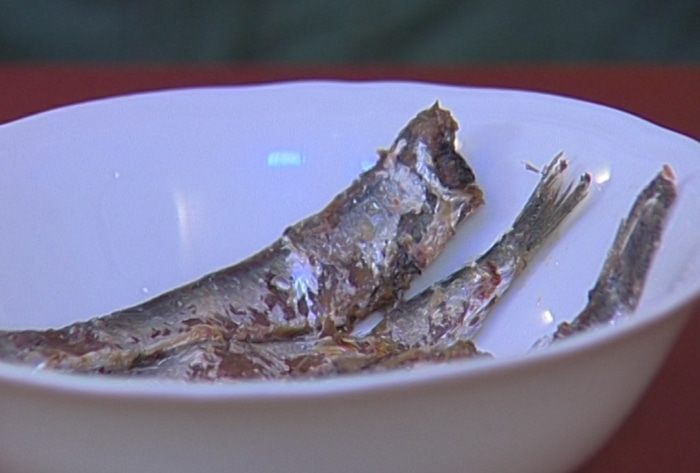 Теплый салат из картофеля, руколы и анчоусов