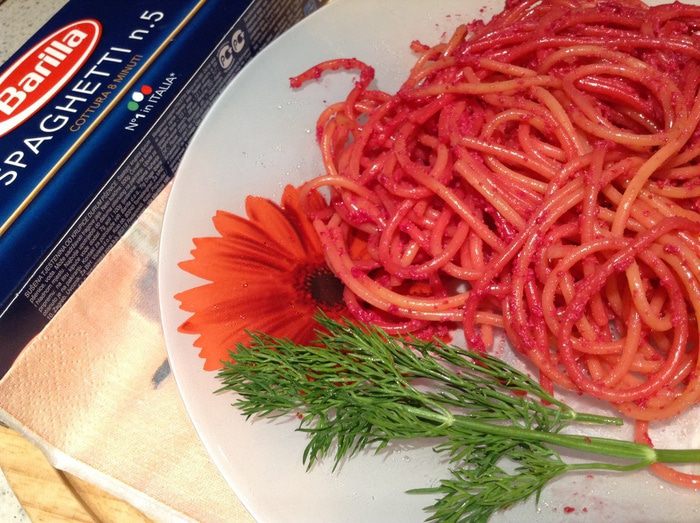Спагетти со свекольным соусом