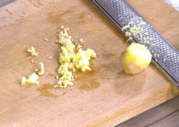 Пряное мясо на листьях цикория 