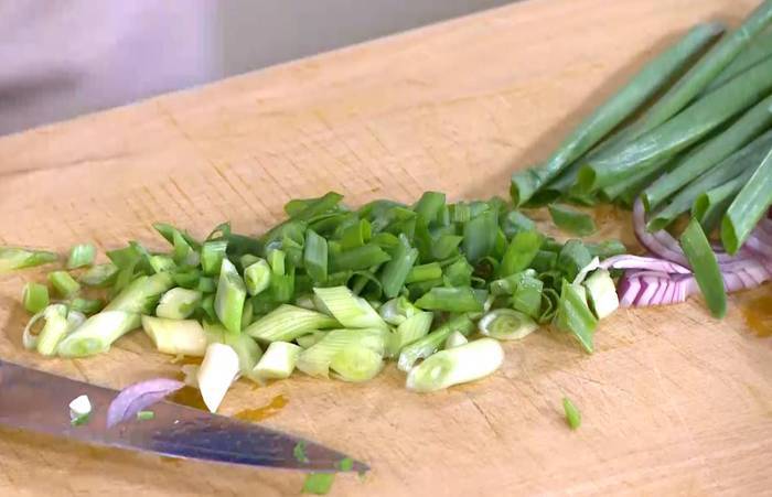 Фриттата со сладким перцем, зеленым горошком и фетой 