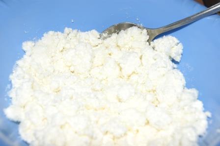 Сырники с курагой и сметанным кремом