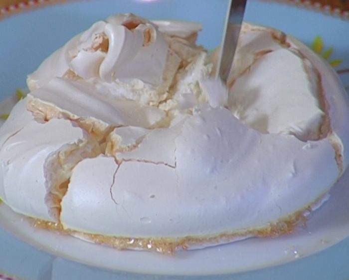 Меренги с клубникой и взбитыми сливками