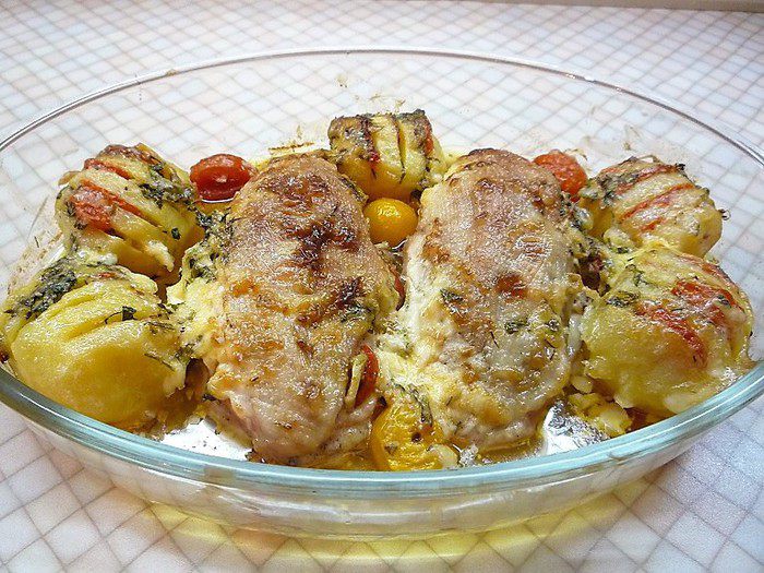 Куриные грудки с картофелем и томатами черри