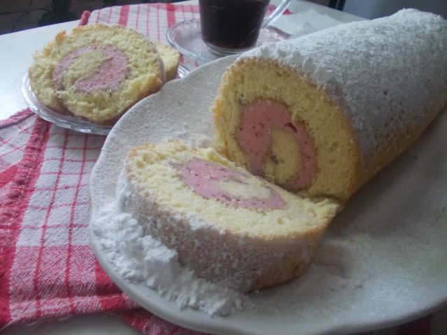 Рулет с клубничным муссом