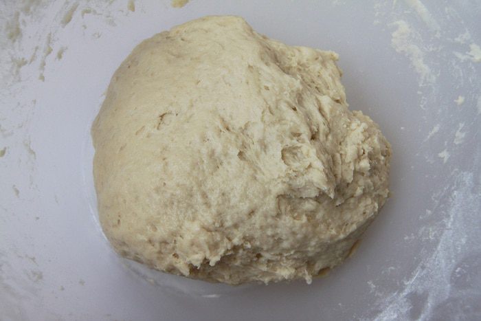 Хлебный завиток с корицей и изюмом