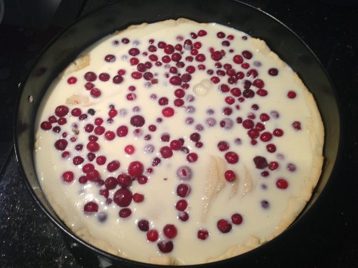 Пирог с грушей и клюквой