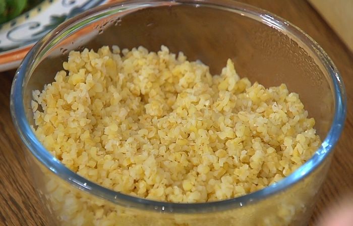 Салат с булгуром, зеленым горошком и мятой