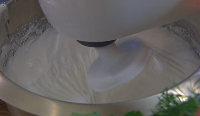 Меренги с клубникой и взбитыми сливками