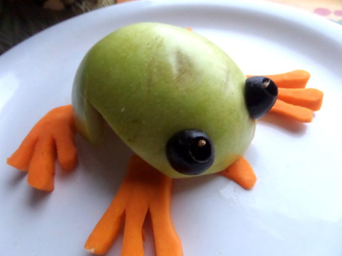 Лягушка из яблока - талисман на удачу