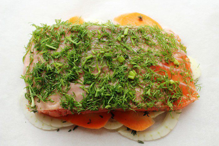 Семга  на подушке из фенхеля и моркови, запеченная в пергаменте