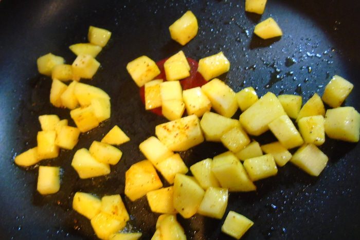 Тыквенный суп с тимьяном и яблоками в карри