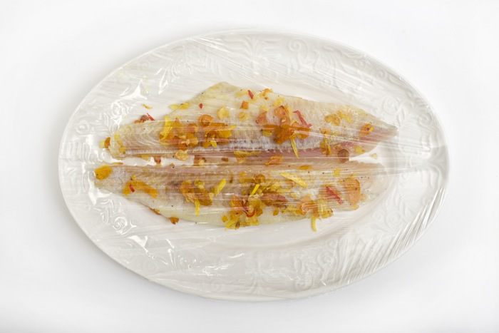 Рыбное филе в листьях лука-порея