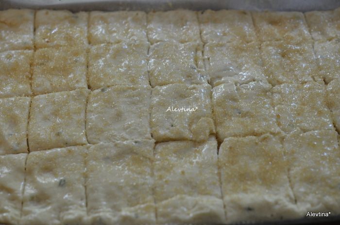 Пицца из песочного теста с клубникой и розмарином