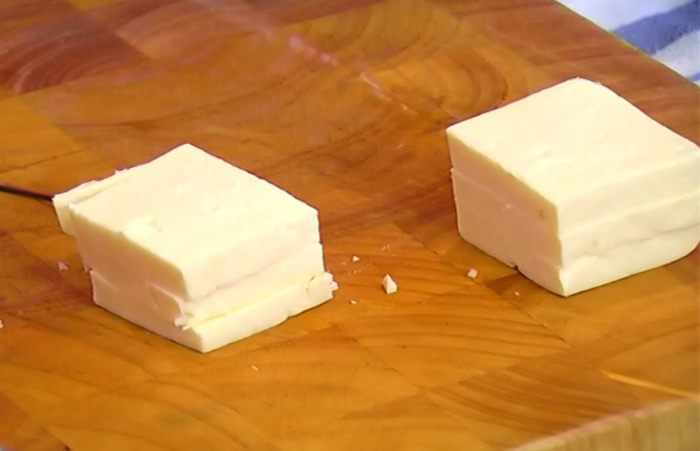 Сулугуни, запеченный в виноградных листьях